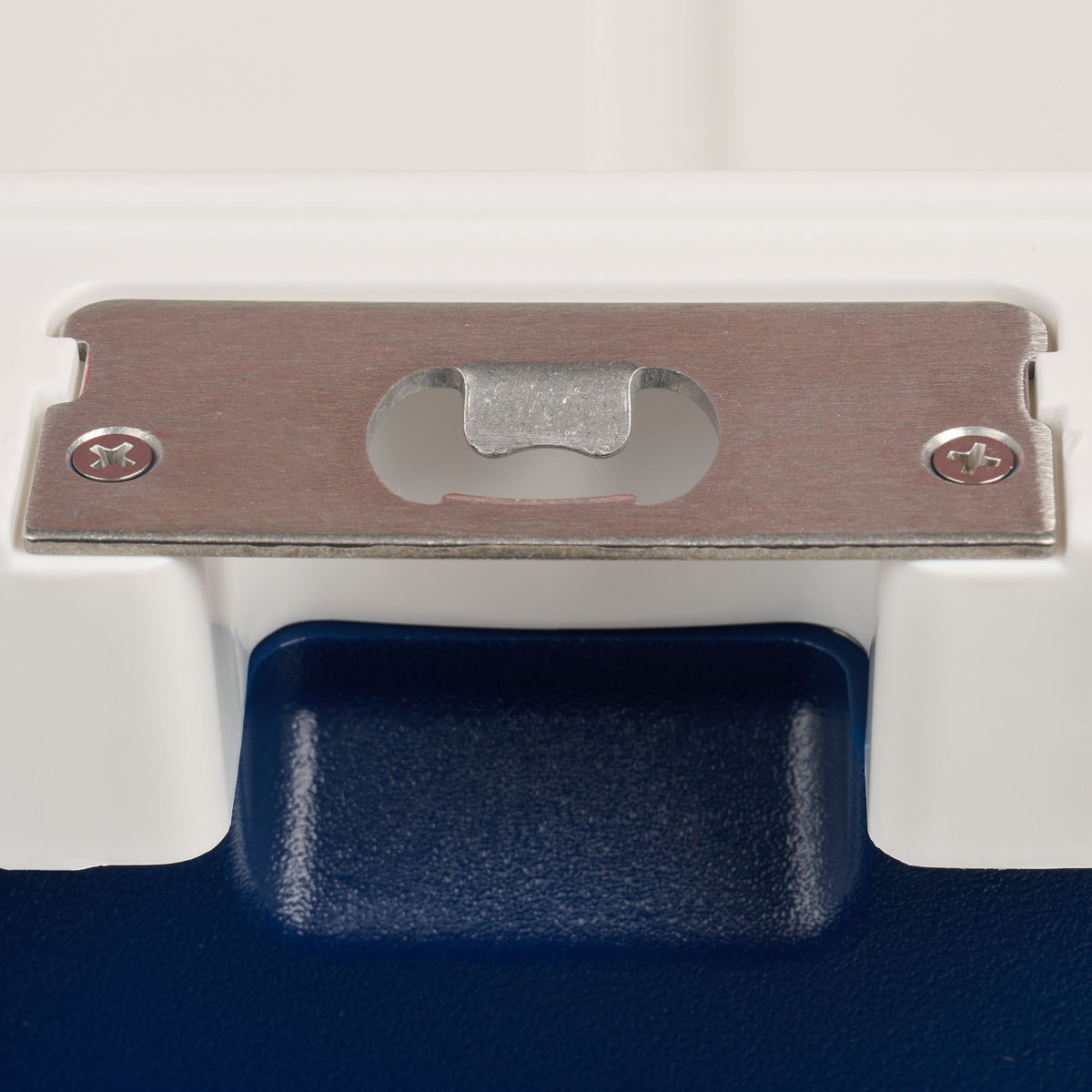trailmate-75-qt-roller-cooler-m6 00035111-BO.jpg